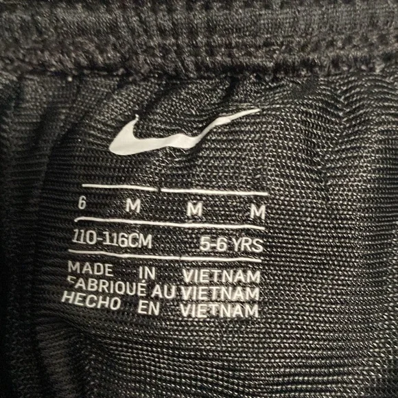 Boys Nike black shorts size M/5-6 years - Picture 4 of 4